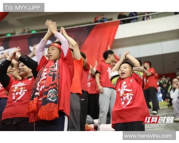 足球明星展现多才多艺魅力唱歌跳舞引发球迷热潮